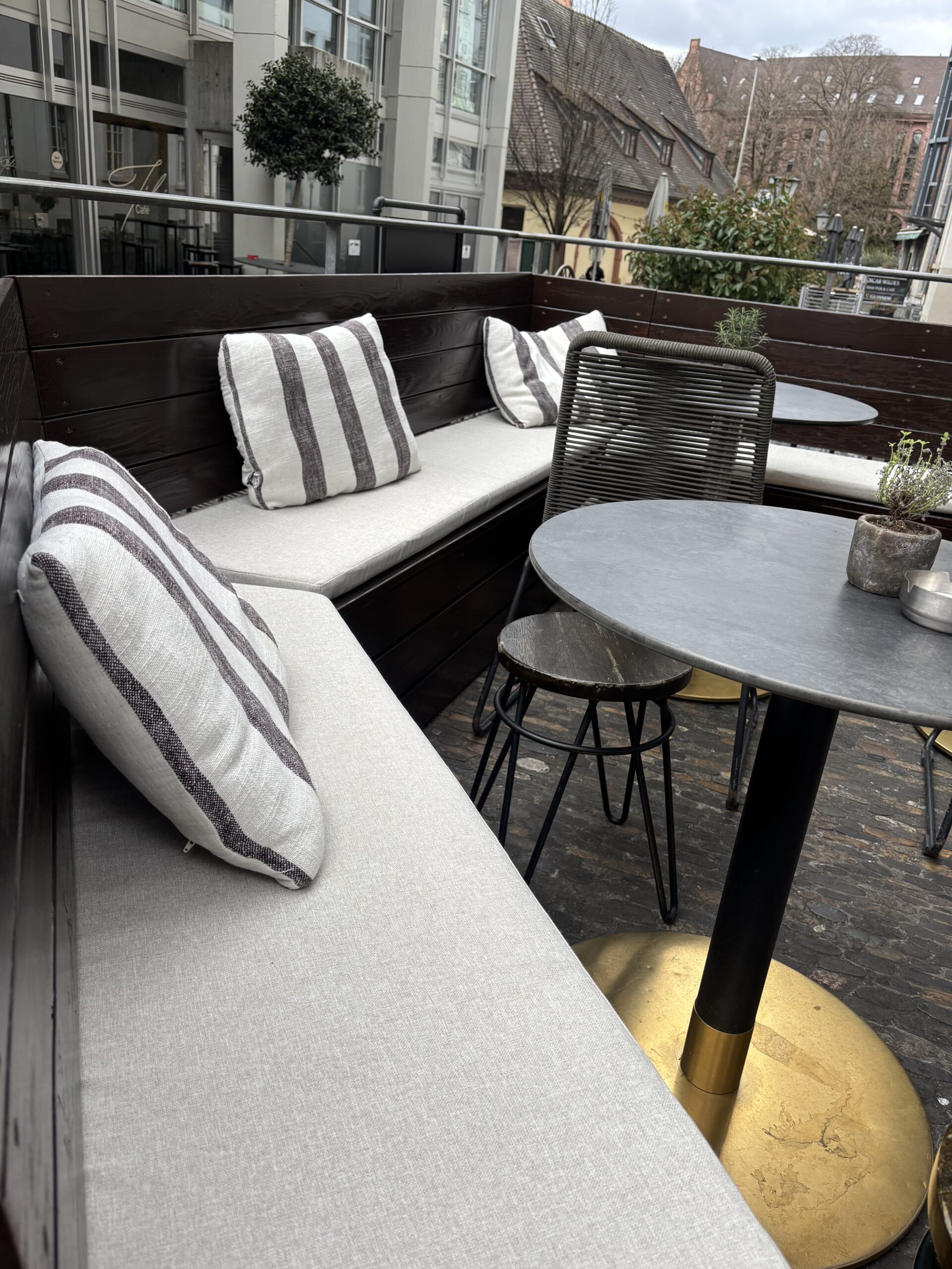 Outdoor Polster nach Maß auf Restaurant-Terrasse